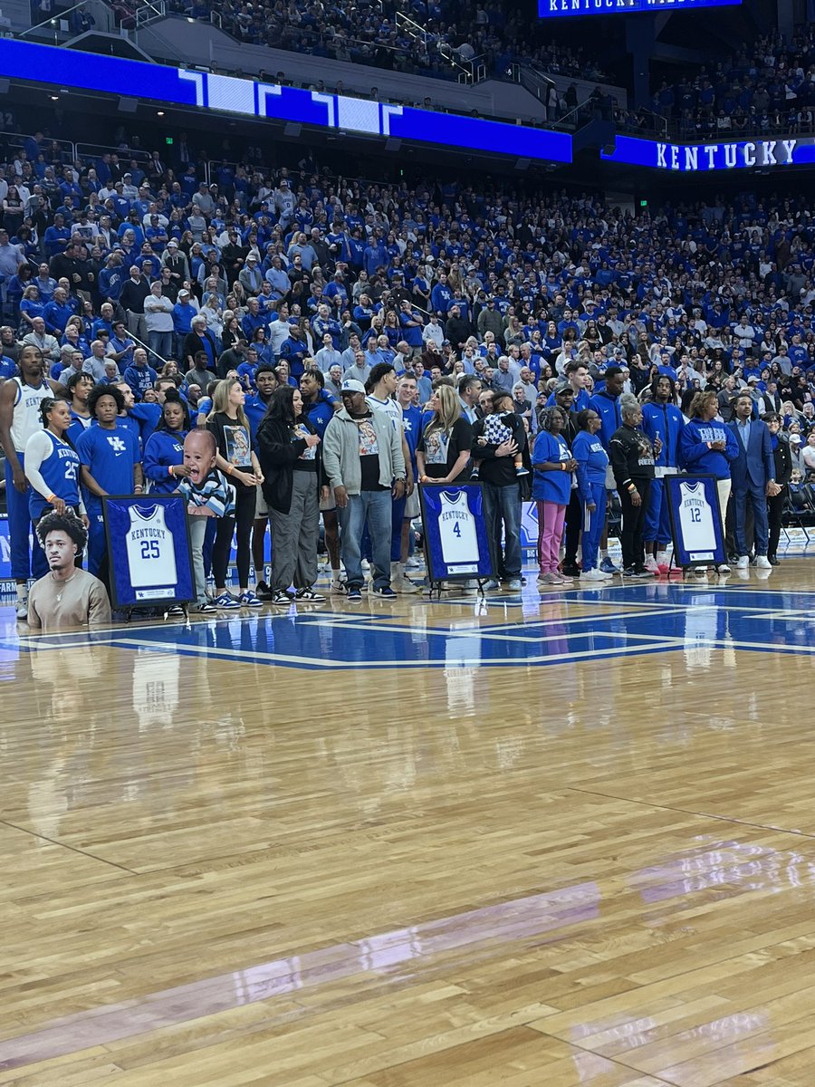 One big happy family! It’s Senior Night here at Rupp Arena. One last go at home. Tip-off in just a few minutes against Vandy. @FOX56News