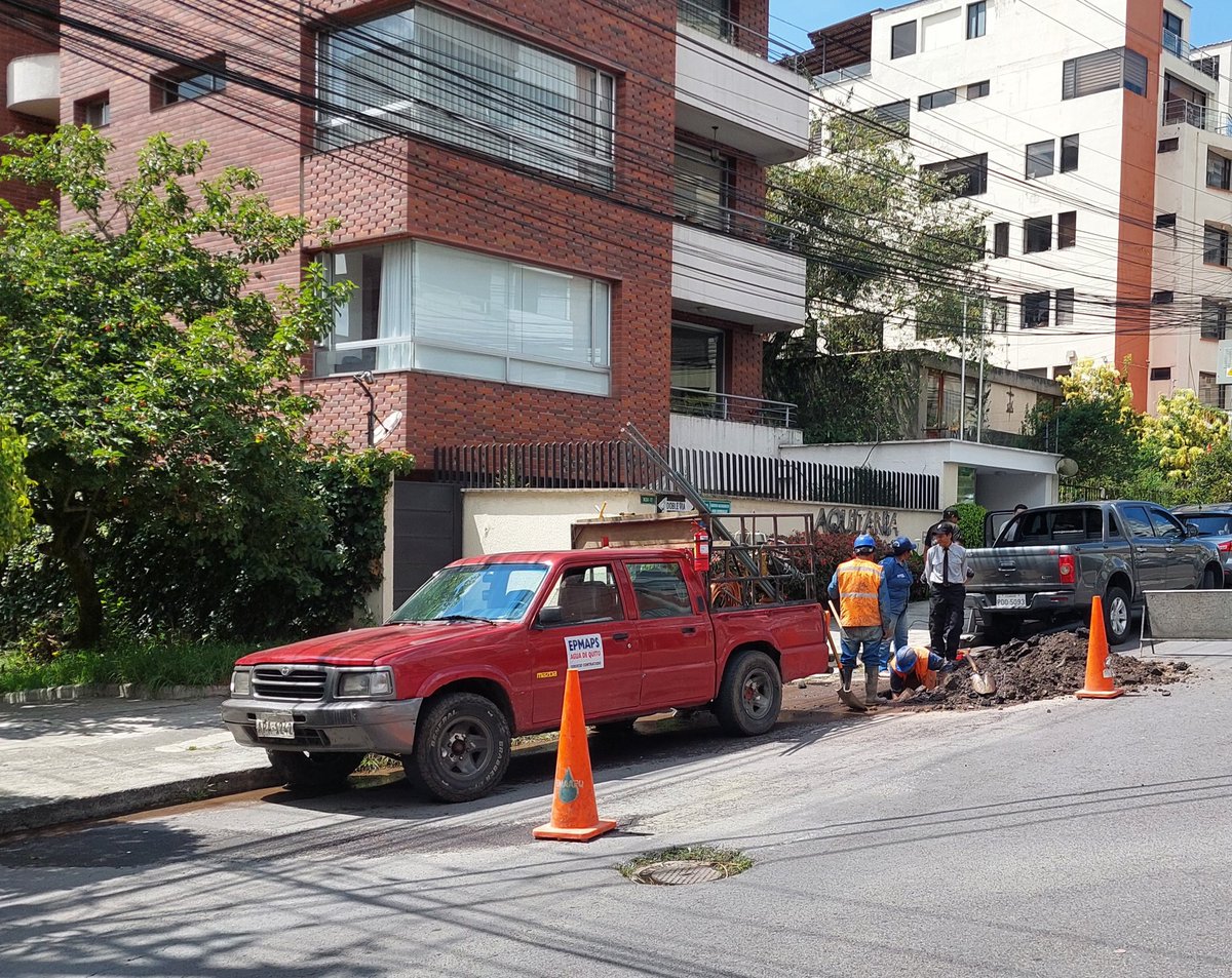 Malgrats's tweet photo. @aguadequito 40 días después, finalmente se dignaron en enviar la cuadrilla de reparación, verificando que se trata de una perforación en la tubería matriz. Tomará un buen rato completar la reparación del daño. https://t.co/NsB8sfzMQI