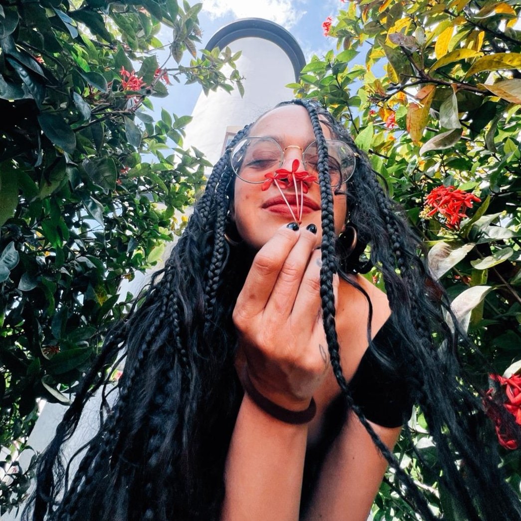 #NewProfilePic smelling the <a href="/soloraise/">soloraise.eth</a> flowers 🌹