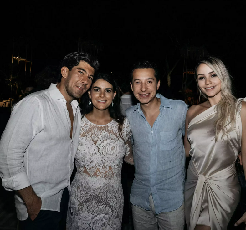 ArturoRomeroL1's tweet photo. PUES LE COLARON UN CHAYOTERO AL INE!
Sabian que @MLopezSanMartin próximo vocero del debate es amigo personal de @XochitlGalvez y @STaboadaMx a tal grado que los invitó a su boda!
Ahí van las pruebas https://t.co/jqxMjhpzUQ