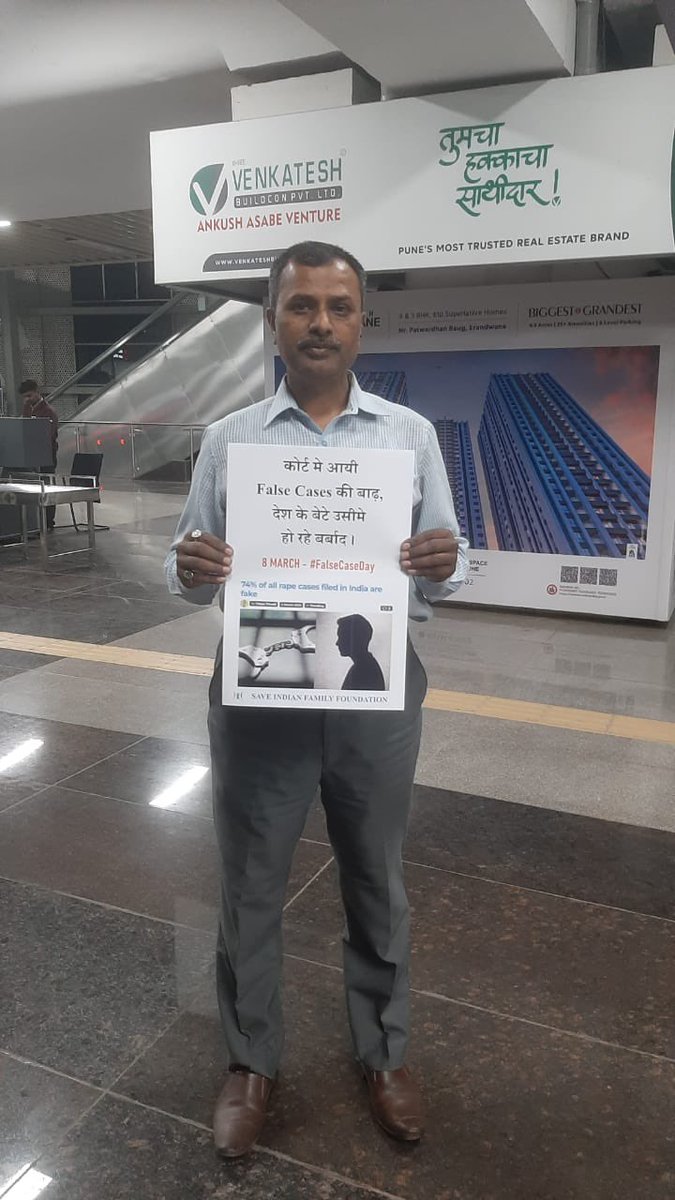 SIFF Activist are standing on #PuneMetro Station to aware Public about #FalseCaseDay on 8 March! 

-Impact of #FalseRapeCase  on Young Youth ! 

#InternationalWomensDay 
@realsiff 
#MenToo 
#ModiKaPairvar