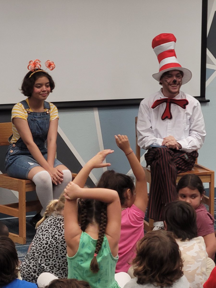 BFieldsCCPS's tweet image. Today our K-2 classes had a wonderful time with the PRHS Theatre Program who came in to read Dr. Seuss books with us! @BCEBobcat
@collierschools