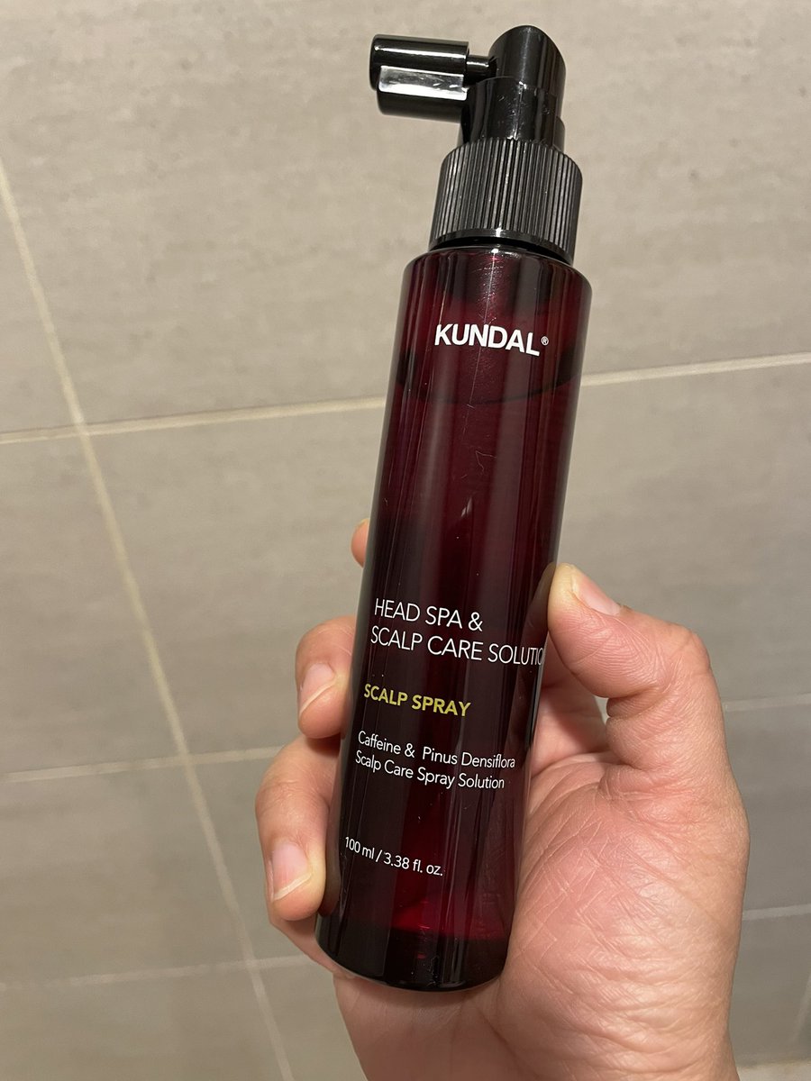 MamMochiii's tweet photo. Last sekali, basuh dan keringkan rambut, spray Kundal Caffeine Scalp Care Tonic dekat akar rambut and urut2 kepala. Yang ini akan buat kulit kepala rasa segar, sejuk and wangi! 🥰

#rambutgugur #masalahrambut #hairfall https://t.co/ze5CIxgfkO