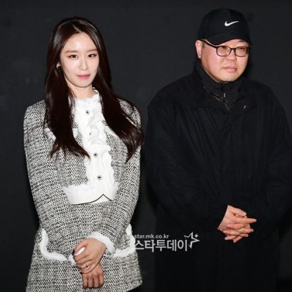 #Tara's #Jiyeon (#ParkJiYeon) and director Yoo Young-seon at the press screening of the movie #Wannabe (#TheWomanOfFire).

The movie revolves around the story of an actress who faces turmoil after a mistake, leading to a thrilling narrative.

Release on March 14. #화녀 #SongJiEun