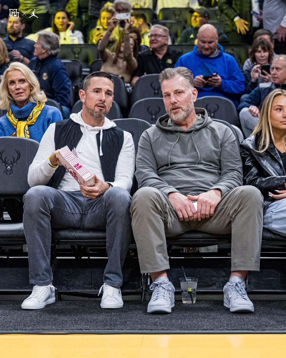 CEmma670's tweet image. Matt Eberflus and Matt LaFleur are courtside together for Marquette’s game against UConn (📸: @MarquetteMBB)