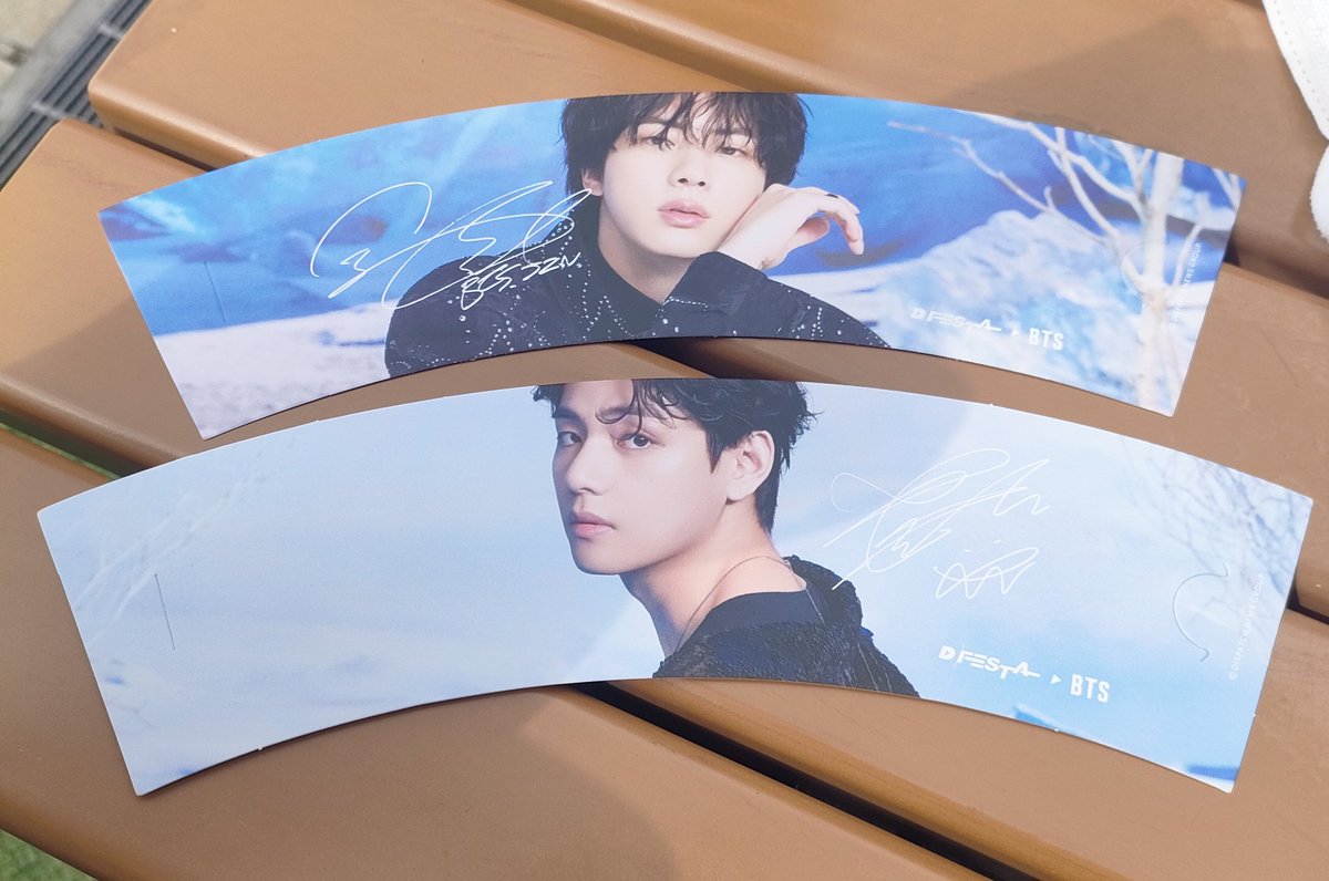 MvgAF0lskIUt3eA's tweet photo. 福岡dfesta カフェスリーブ交換希望

譲：BTS テヒョン ジン
求：BTS  ユンギ SUGA

郵送希望です(*ˊ˘ˋ*)
よろしくお願いします✨✨🙏 https://t.co/qUxBF6LtTK