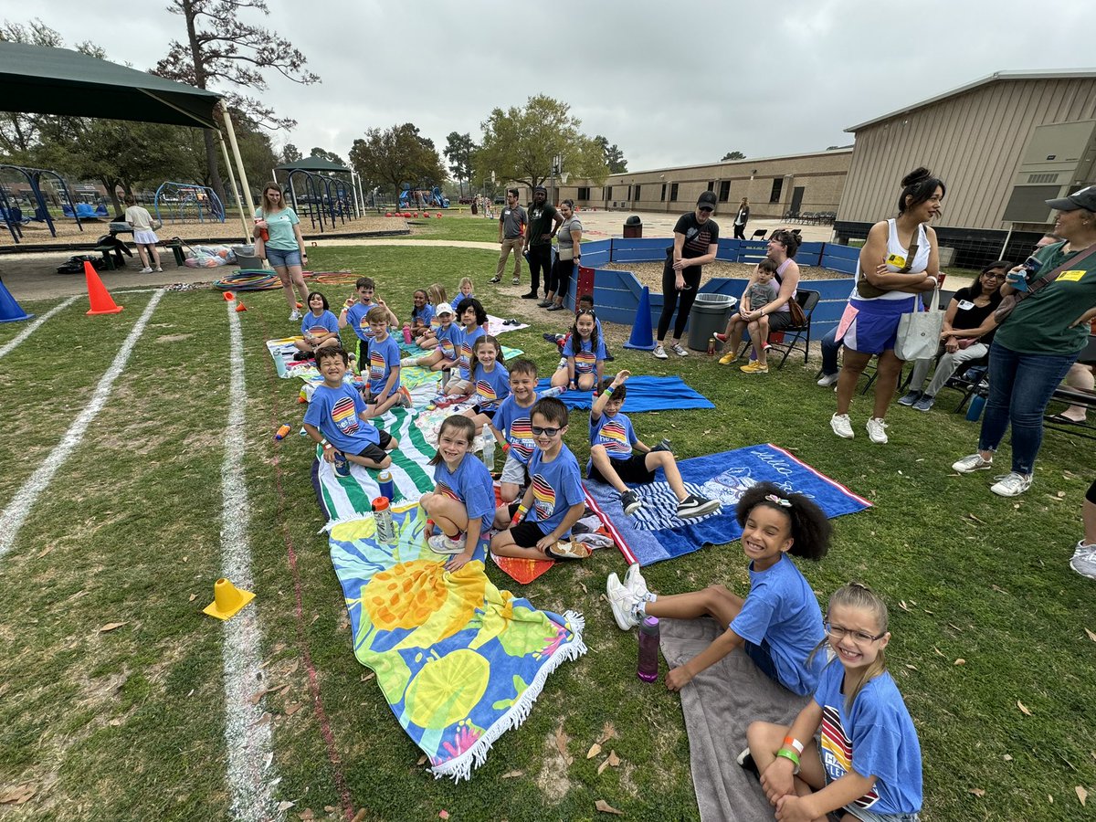 Steph99teaching's tweet photo. Field Day!! 🏆 @Hamilton_Lions https://t.co/tcKarSNI0l