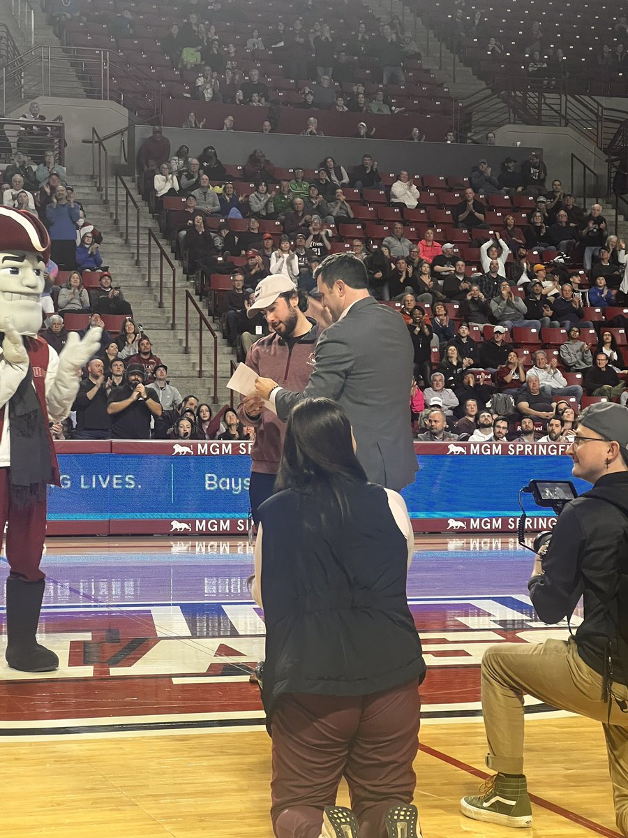 UMass just awarded @EliSlovin a scholarship for the spring semester on court. This is what makes us special. Congrats to Eli and really well done by the entire department to honor one of their own.