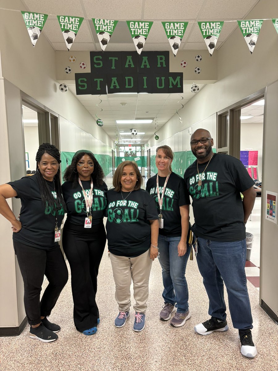 ynfields's tweet photo. Shoutout to our amazing educators for going above and beyond to decorate their hallway! https://t.co/MQVPUaDlBP