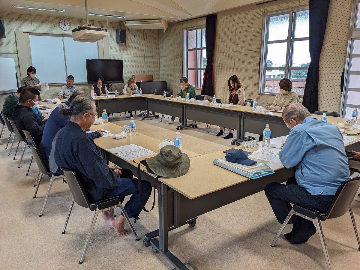 （学校保険委員会③）今年度のまとめ、R6年度につなぐ会として、学校歯科医、学校薬剤師、保健師、栄養教諭、そして学校運営協議員を迎えて開催しました。成果と課題、学校でできること、家庭でできることに分けて協議が進みました。