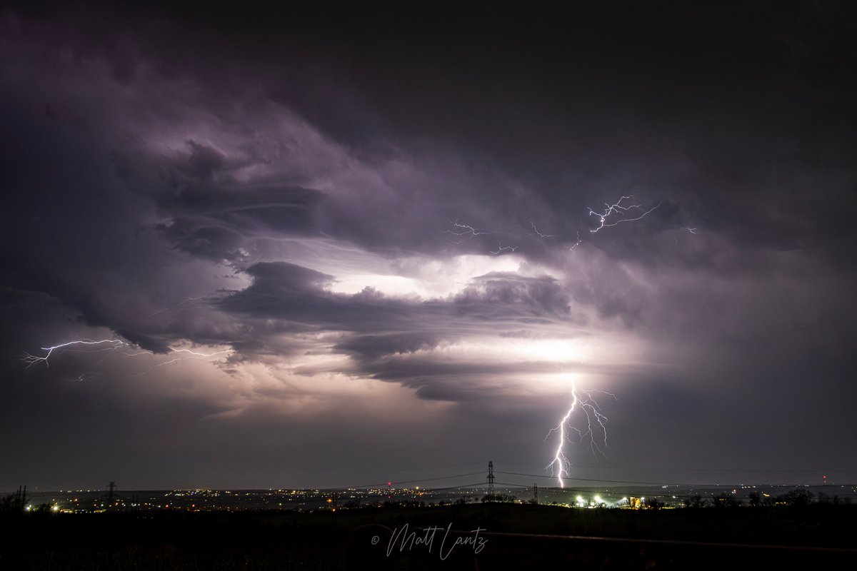 mattlantz's tweet image. Lightning and a little structure to the storm that approached Aledo, Tx at 8:15pm. 

#ParkerCounty #Texas #aledo #lightning #dfwwx #txwx @TxStormChasers