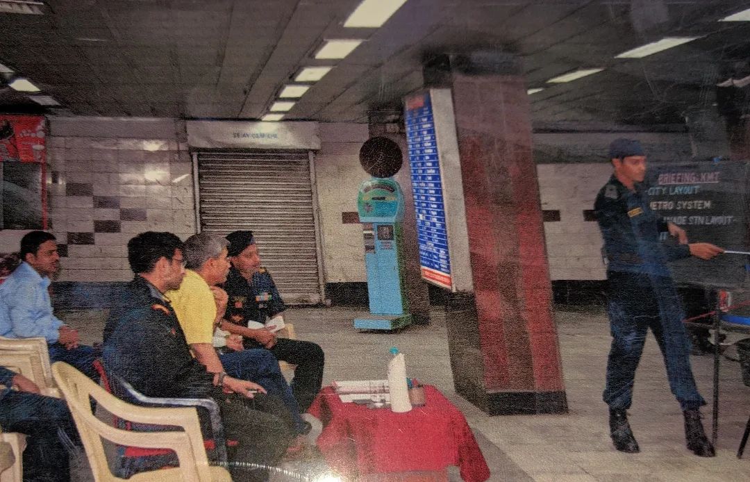 Major Sandeep Unnikrishnan during a briefing session at #KolkataMetro
According to CO of 51 SAG,NSG, Major Sandeep Unnikrishnan was the brain behind the security analysis of Kolkata Metro.

#Memories 
#MajorSandeepUnnikrishnan 
#51SAG #NSG #AshokChakra #IndianArmy #BiharRegiment