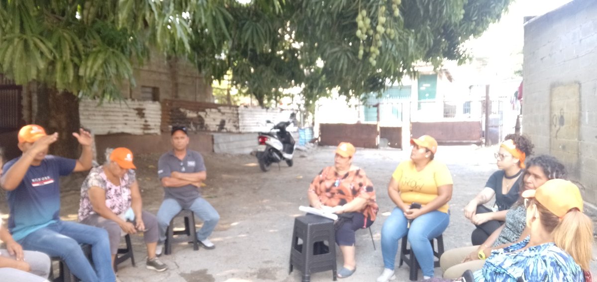 #06Mar | EL EMA Diego Ibarra realizó su reunión semanal en la que evalúan el trabajo y se organizan nuevas actividades...
Señores ya tenemos fecha!!! Continuamos activando los Comandos #600KPorVzla con @MariaCorinaYA somos @VoluntadPopular