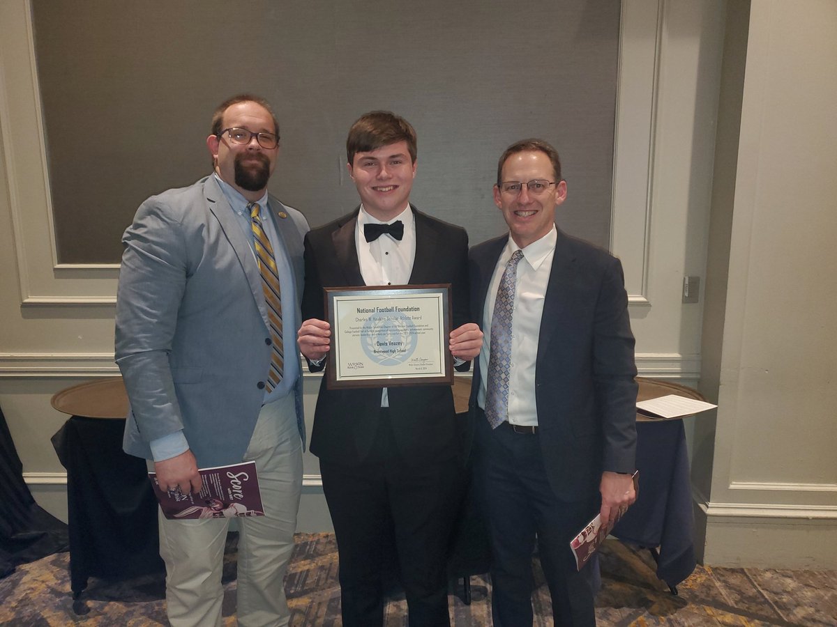 Great night celebrating with @DavisVeazey and family and @wcsCoachSanford as Davis receives the Charles W. Hawkins Scholar-Athlete Award. Special thanks to @NFFNetwork for always putting on such a great event!