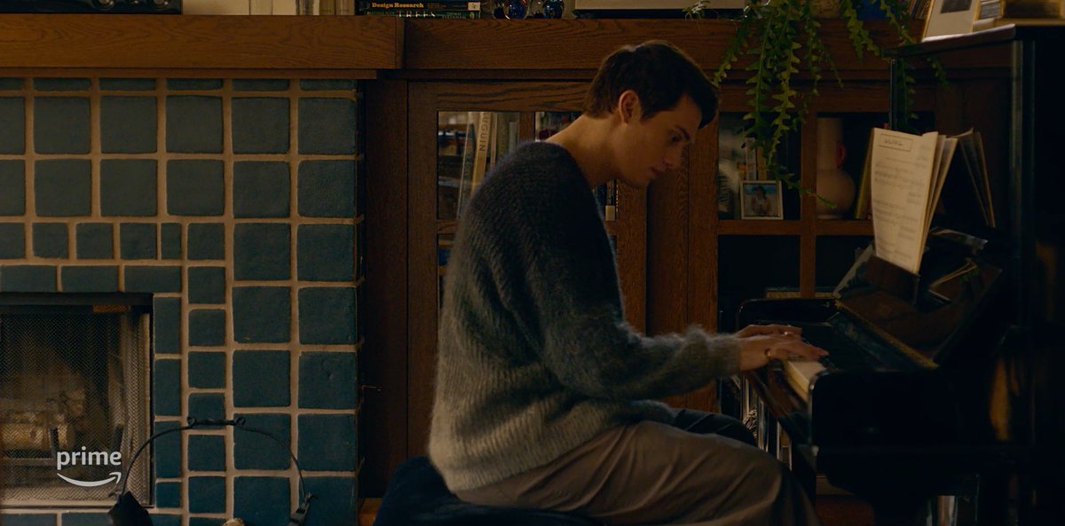 Ada asupan romcom baru nih yg main Anne Hathaway &amp; Nicholas Galitzine. Dari trailer sih tampak menyenangkan sekali!

The Idea of You nyeritain seorang single mom yg diajak putrinya nonton konser di Coachella. Tanpa disangka, dia justru jatuh cinta dengan vokalis boyband terkenal.