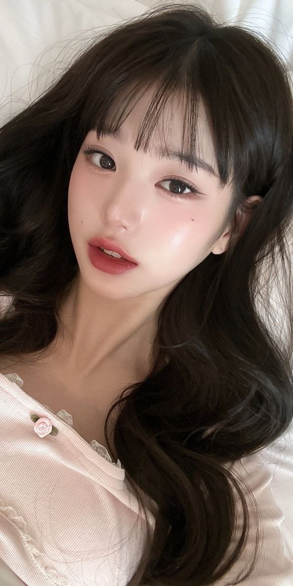 At this point I memang obsessed dengan Wonyoung ni. Makeup dia memang selalu cantik gila. Especially this glowy look!

And finally, i dah jumpa apa yang makeup artist dia guna to get this look!