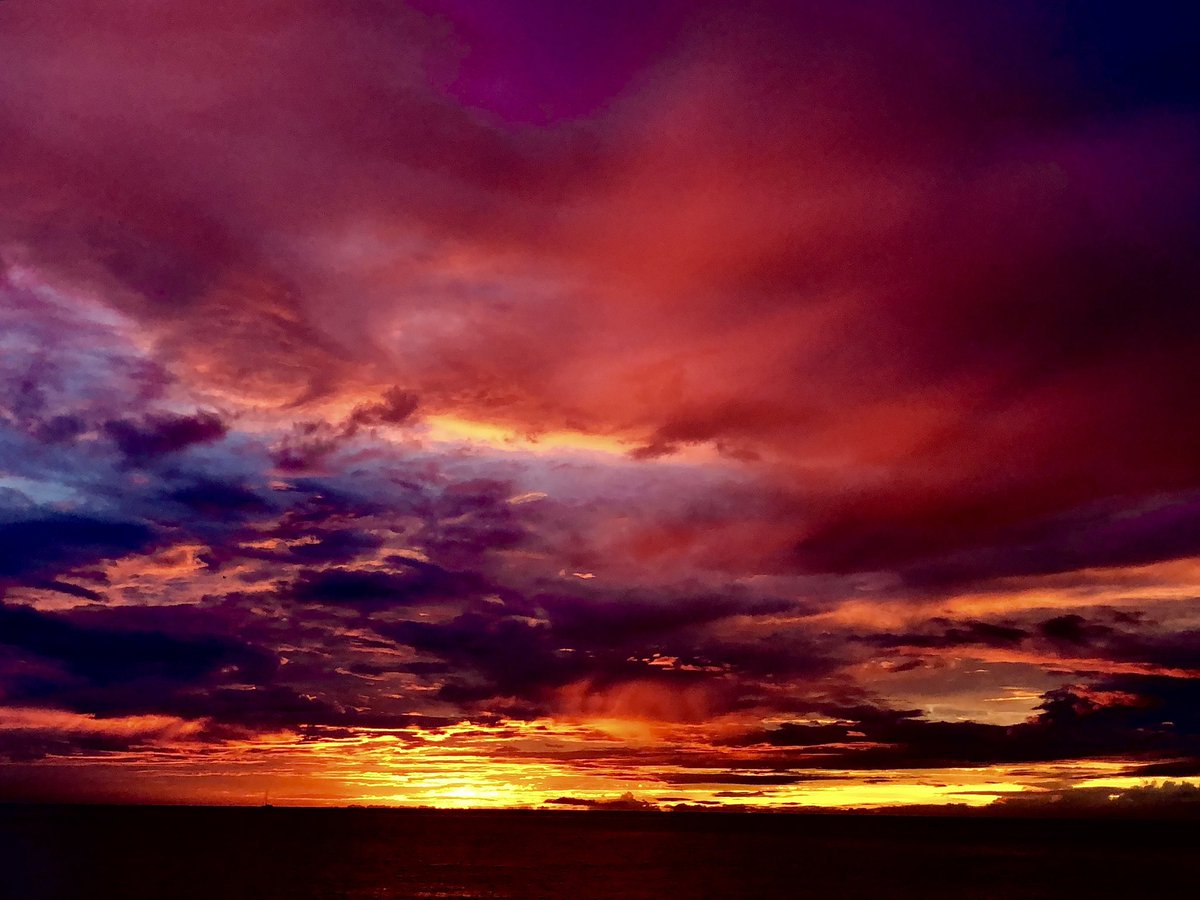 GmaiKarin's tweet photo. #HappyColours sunset skies! https://t.co/qW3yxAIJvd
