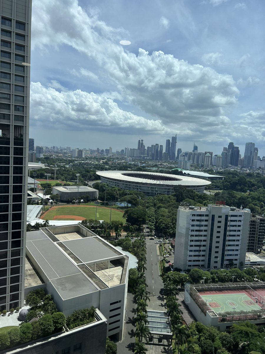 Saya di Jakarta dalam proyek ACA untuk membangun jembatan dengan Indonesia.