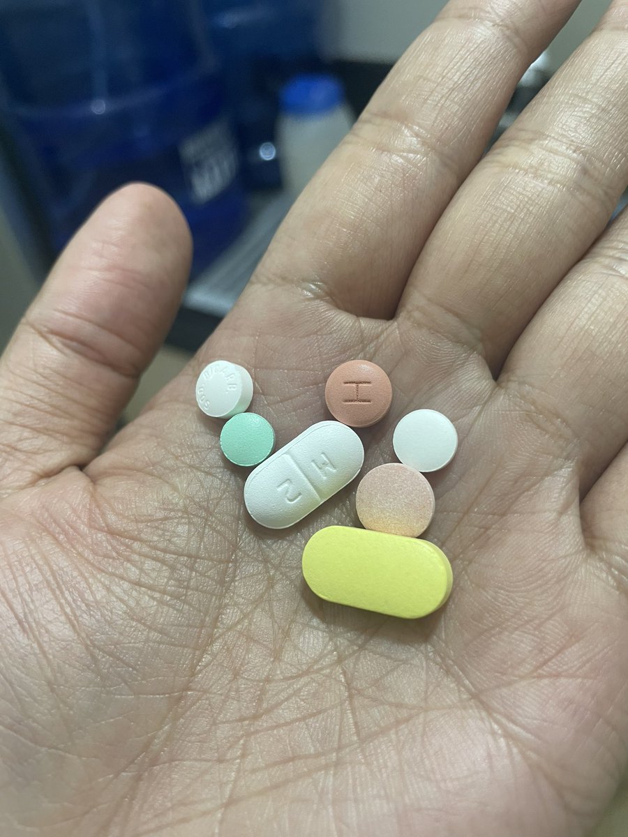 BirdyManda's tweet photo. My cocktail for night and day 💊 https://t.co/JTjO93CKcw