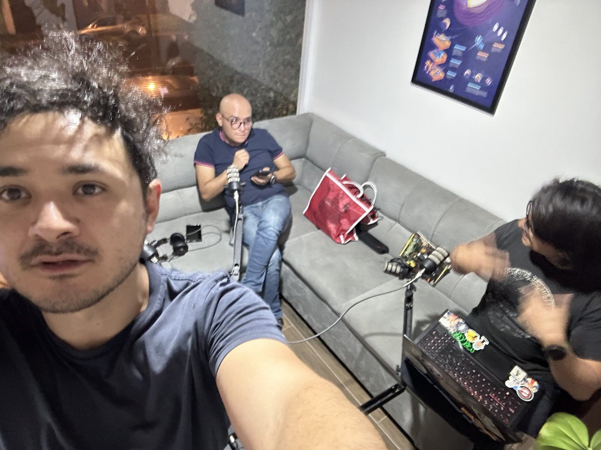 DavidMigala's tweet photo. Cáiganle vamos a hablar de los poscast en este poscast https://t.co/4QTvM5img7