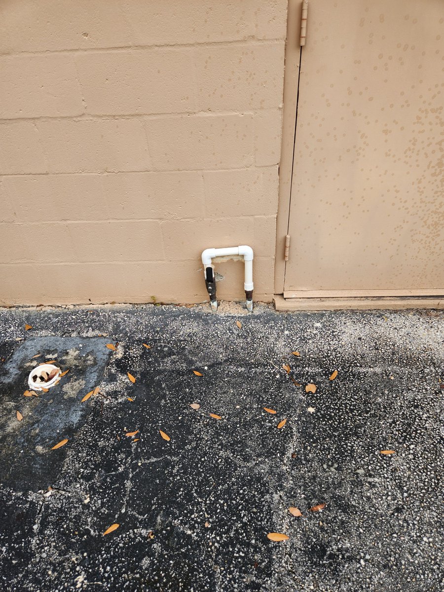 nomorebackflow's tweet image. This is at a restaurant in Jacksonville Florida.  No Backflow Prevention Device. 50% of the buildings do not have any protection at all. Allowing chemicals and bacteria into the Drinking Water. Prohibited by law since 2003. They will only turn the water off if you can&apos;t pay your…