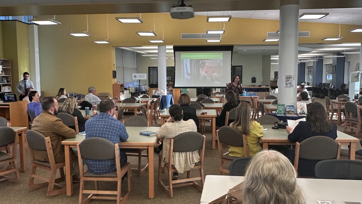 I enjoyed watching @DevorahHeitner present to our parent community this evening. A great turnout to discuss supporting students as they learn to navigate their digital future. Thank you @LauraHessSVVSD for the partnership and @RussellJamesFox for hosting the event! #stvrainstorm