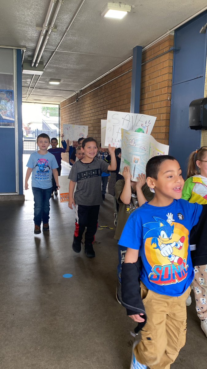 CCCS_School's tweet image. YES WE CAN! Phoenix 1st Grade Change Agents marched around campus in multi language to show their voice &amp;amp; for positive change as the whole campus cheered them on. A great example of POG’s reflective citizens. 🗳️ 🪧 #GCC_Charters #CCCSTK8 #GCCLevelUp #Elevateyourinpact #ckh