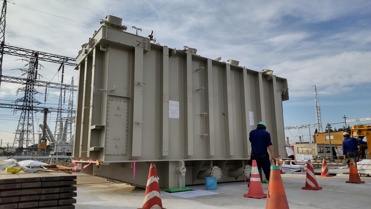 Tohoku_Network's tweet photo. ＼西石巻変電所における大型変圧器の交換作業／
海外で作られた #変圧器 を石巻港まで船で運び、そこから変電所までは #低床トレーラー で運搬。
あらかじめ作っておいた基礎に変圧器を据付けて作業完了！
引き続き安全を最優先に効率的に工事を進めてまいります。
#宮城
#石巻 https://t.co/V4Pp4usysZ