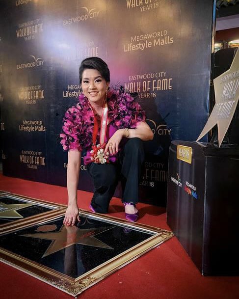 cathyyang's tweet photo. Freshly-minted, five-point brass stars shine along Eastwood City’s Walk of Fame. Privileged to be one of 20 in the Class of 2024. Congratulations all! ⭐️
#eastwoodcitywalkoffame #eastwoodcity #cathyyang #thoughtleaderswithcathyyang #tlwcy https://t.co/zCAK1hByvc
