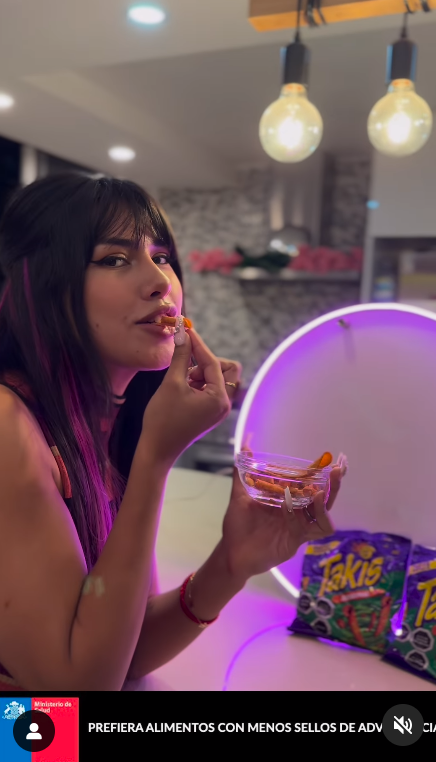 EmmaIV2000's tweet photo. Eskarcita siendo embajadora de Takis Chile💕 Nunca los he probado. Ahora lo haré https://t.co/6hpq7YyfAA