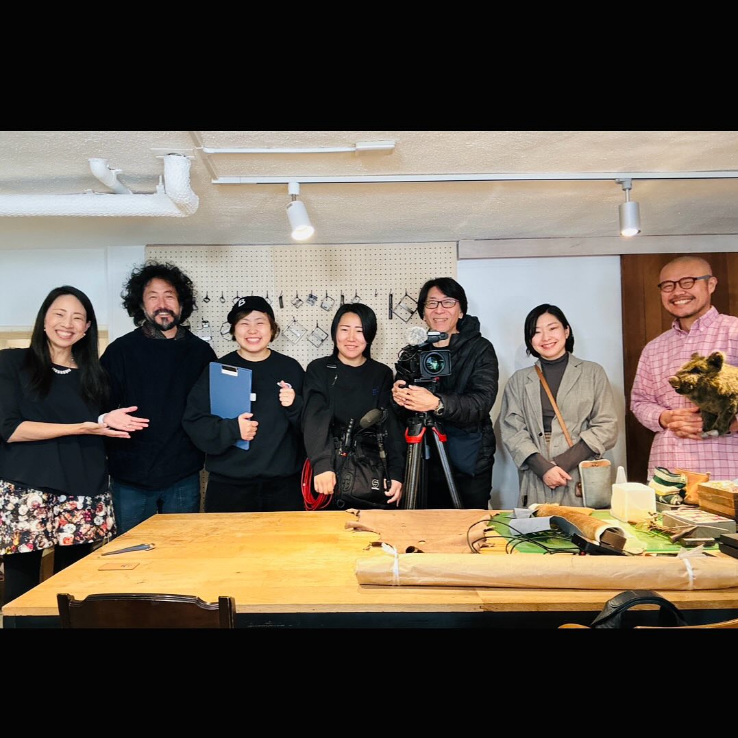 kimiko_PR's tweet photo. シシノメラボ📷
本日 3/7（木）20:54-21:00
BS朝日「つながる絵本」出演です📷📷
シシノメラボが取り組む、
命の循環につながるレザーについて
ご紹介いただきました。
📷https://t.co/N1WZ6CuoX2

撮影クルーの皆さんと
#シシノメラボ #つながる絵本 #BS朝日 #チバレザー #命の循環 #LocalAccelerator https://t.co/2R7q8hjonM