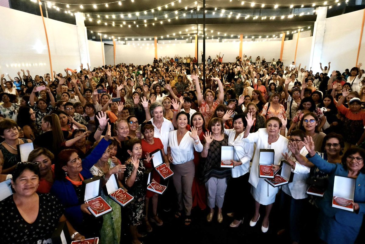 Hoy rendimos homenaje a las mujeres dirigentes sociales de todo el país, y reconocimos de manera especial a quienes vienen trabajando hace varias décadas en el fujimorismo a pesar de todas las adversidades y persecución. ¡En Fuerza Popular las mujeres tienen un espacio…