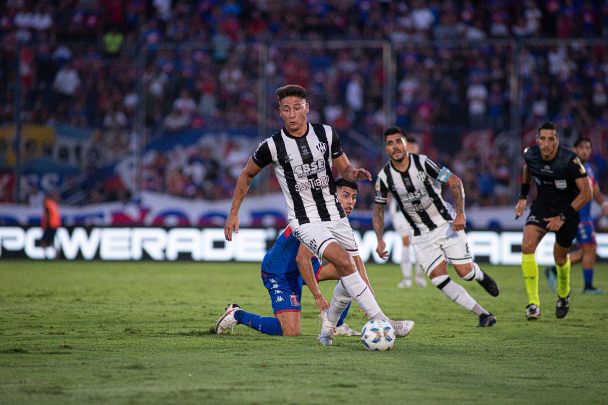 Dos variantes presentaría la formación de #CentralCordoba para visitar a #Lanus, ingresarían Laquidaín y Garrido por Meli y Sanabria. Por lo tanto sería con Ingolotti; Torrent, Valdez, Minissale, Laquidaín; Garrido, Miloc, Kalinski, Atencio; Monzón y Molina.

#CopaDeLaLiga