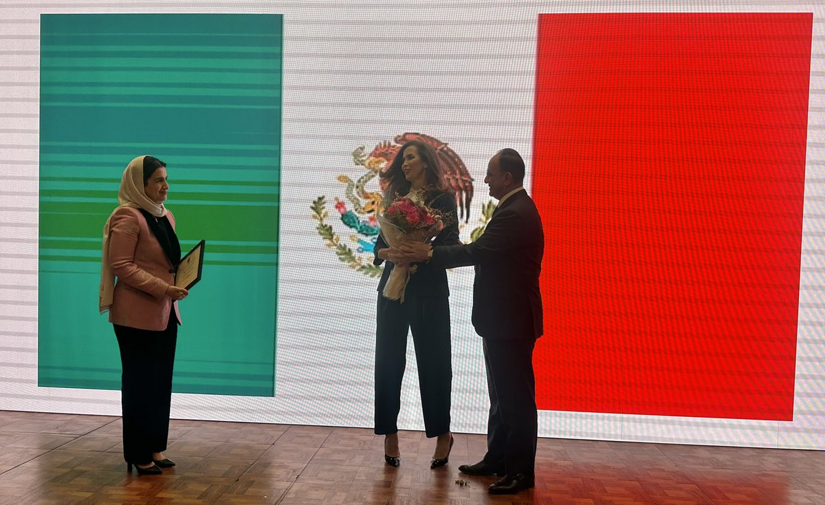 El @ConsulMexNuy felicita a la mexicana Claudia Romo Edelman, fundadora de @WAAH_Foundation por recibir reconocimiento de la @sofcNY en el marco del Día Internacional de la Mujer #8M por su contribución al empoderamiento de la mujer migrante hispana.🇲🇽