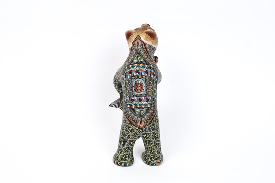 CaseyDzn's tweet photo. Jon Stuart Anderson 
Standing Bear III
Bear holds dinner of fish.
Polymer Clay 2017
12.5 x5.5x7.5cm/5x2.2x3 inches https://t.co/pDVII52Jiy