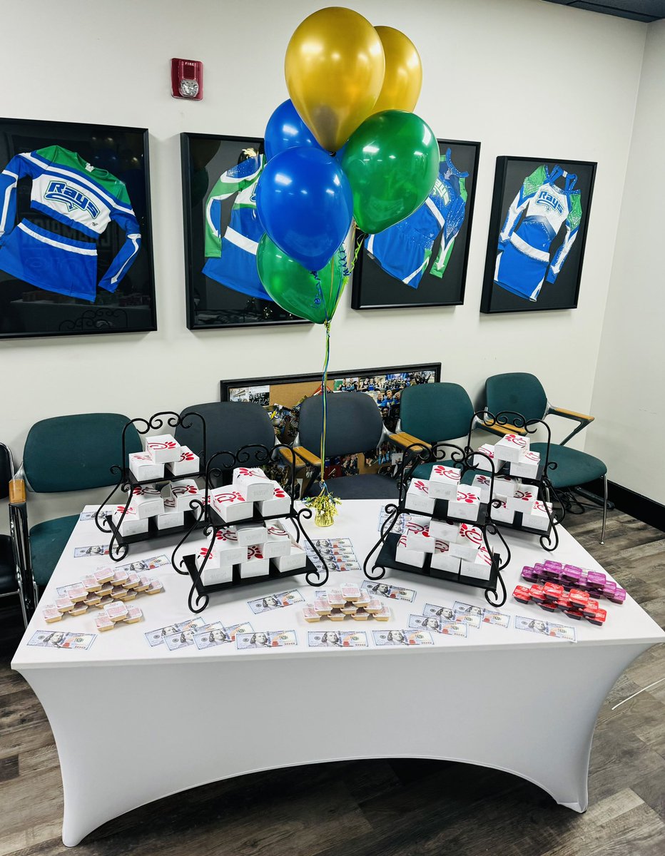 Peach_Rays's tweet image. Thank you to Ms. Laura and our parents for our PAID BID celebration!!! We love y’all!! 🎉💰🌎💕🍑