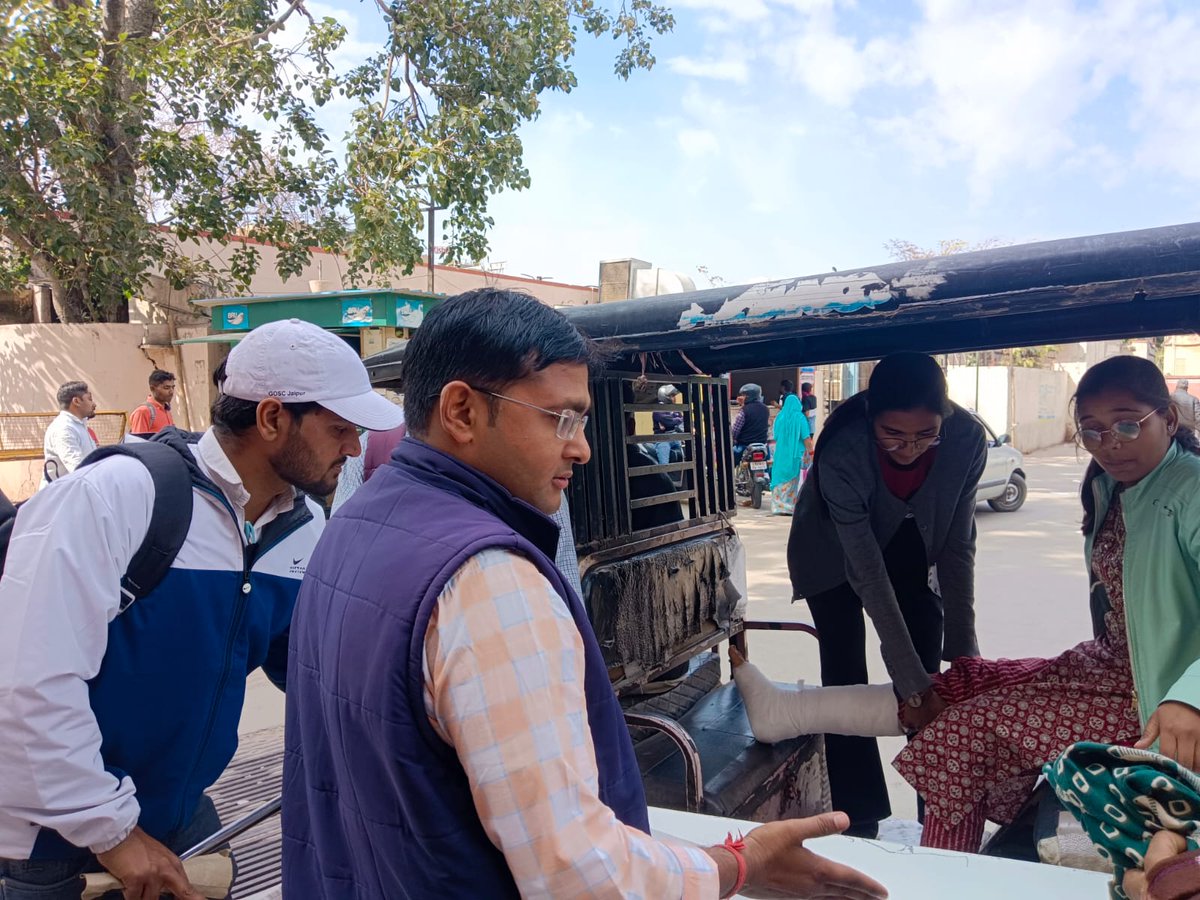sanjay_hingwa's tweet photo. नोकरी छीनने के सदमे के साथ पिछले 62 दिन से जयपुर धरने पर बैठे युवा मित्र कल BJP प्रदेशाध्यक्ष श्री C.P जोशी जी को ज्ञापन देकर लौट रहे थे इस दौरान हुई दुर्घटना में 2 महिला सहित 4 युवा मित्र हुए घायल!

तनावग्रस्त युवा मित्र अब सुधबुध खोने लगे सरकार कैसा इम्तिहान ले रही है!
@RajCMO https://t.co/lEAhUudZMZ