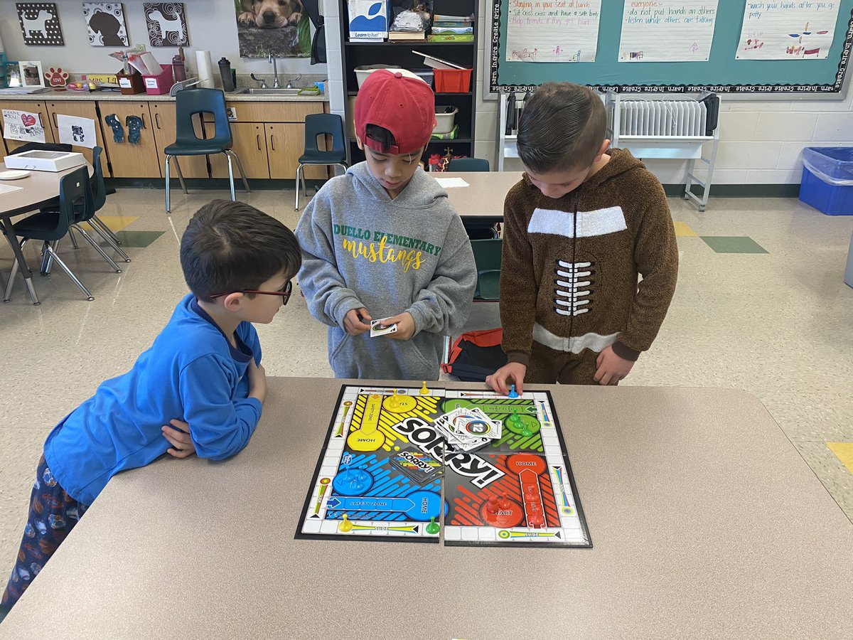 Kinder_Dogs's tweet photo. Donuts and games🥰Thanks Mango family for supporting Duello’s PTA https://t.co/ohaTR18R7G