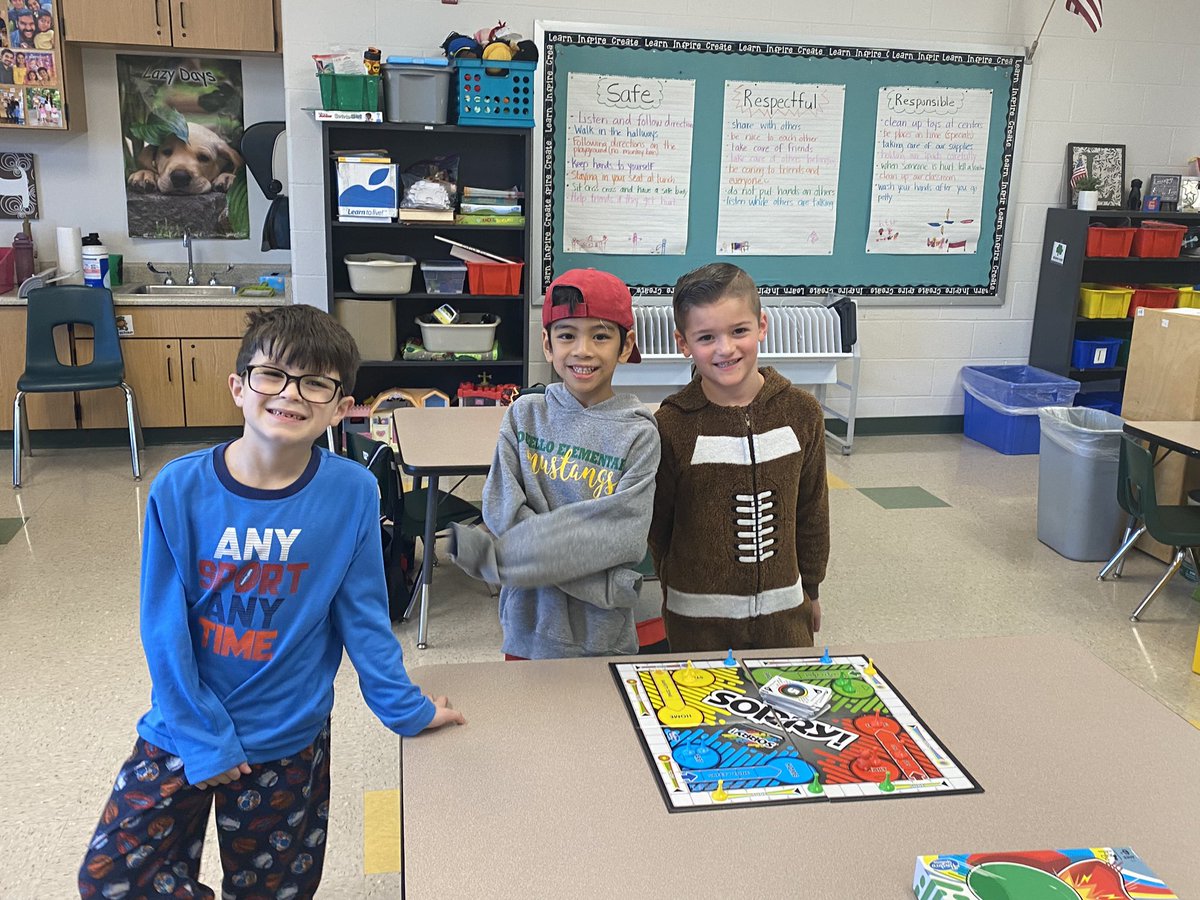 Kinder_Dogs's tweet photo. Donuts and games🥰Thanks Mango family for supporting Duello’s PTA https://t.co/ohaTR18R7G