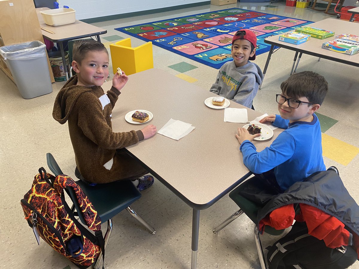Kinder_Dogs's tweet photo. Donuts and games🥰Thanks Mango family for supporting Duello’s PTA https://t.co/ohaTR18R7G
