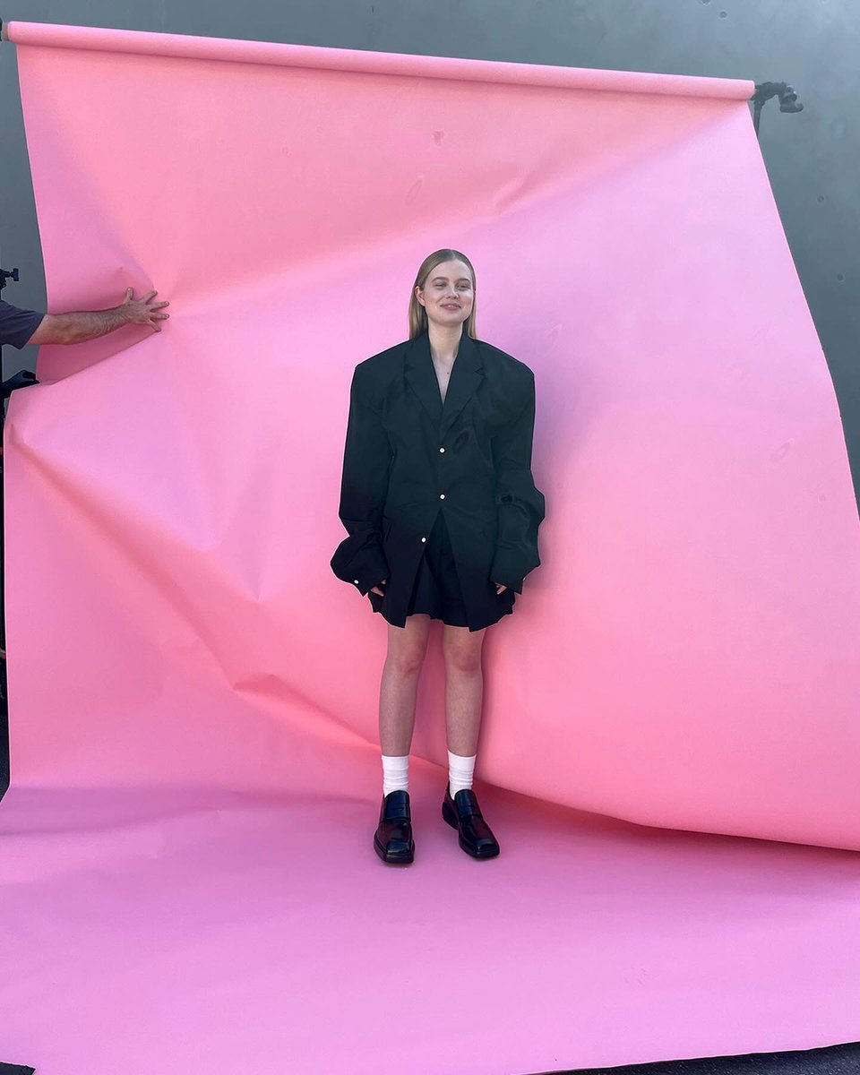 AngourieRBrasil's tweet photo. Angourie Rice nos bastidores do seu photoshoot para a ELLE Australia. https://t.co/kq4IbLu8VQ