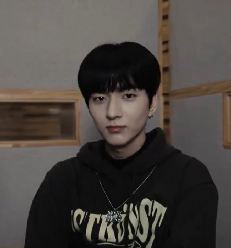 gaematdory's tweet photo. 다 때려뿌시는노래 하는데 갑자기 깜장콩등장 https://t.co/e3v5VgSfH8