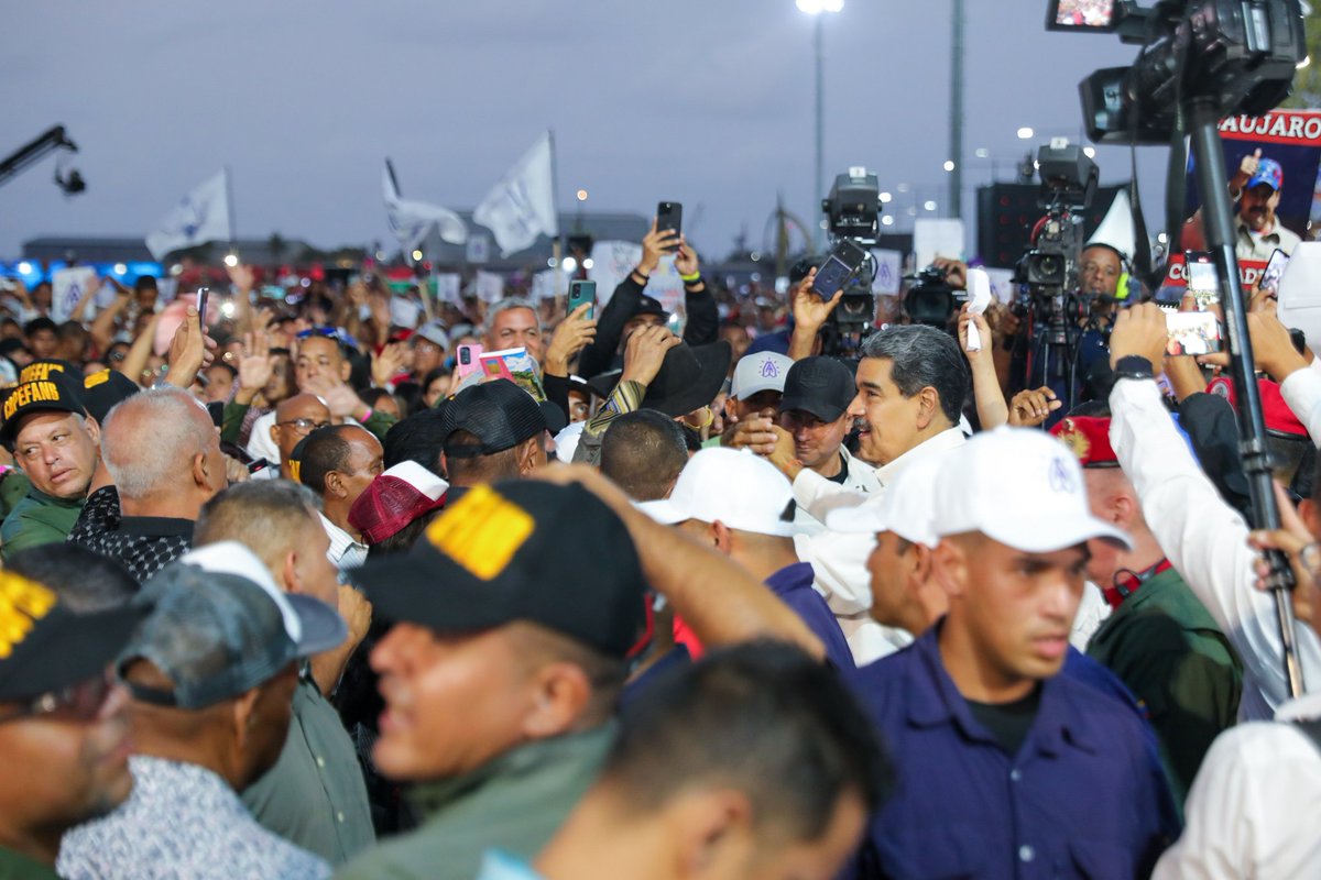 NicolasMaduro's tweet image. Sostuve un hermoso encuentro con 17 mil Pastoras y Pastores de toda Venezuela; el pueblo de Cristo. Escuché y tomé nota con atención de sus intervenciones, aprobamos un conjunto de propuestas e hicimos oraciones y peticiones a Dios por el bienestar del pueblo de Venezuela.