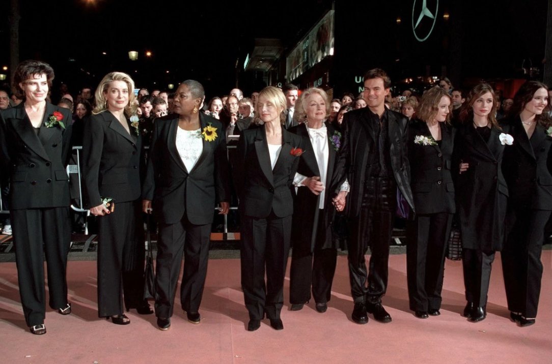 stephanecel's tweet photo. Le cinéma UGC Normandie fermera définitivement ses portes en juin 2024. Tellement de souvenirs dans ce lieu unique. Deux en particulier pour moi : l’avant première du film LOVE ACTUALLY en 2003 (sorti par mars films) en présence d’une équipe émerveillée par la beauté du lieu : le génial Richard Curtis, Hugh Grant, Colin Firth, Alan Rickman, Billy Nighy, Martine McCutchec, Rodrigo Santoro. Inoubliable moment. Mais aussi l’avant première du film de François Ozon HUIT FEMMES (sorti également par mars films), entouré de ses 8 actrices venues toutes en smoking YSL. Et tellement d’autres instants dans cette salle si particulière pour les amoureux du cinéma ❤️🙏