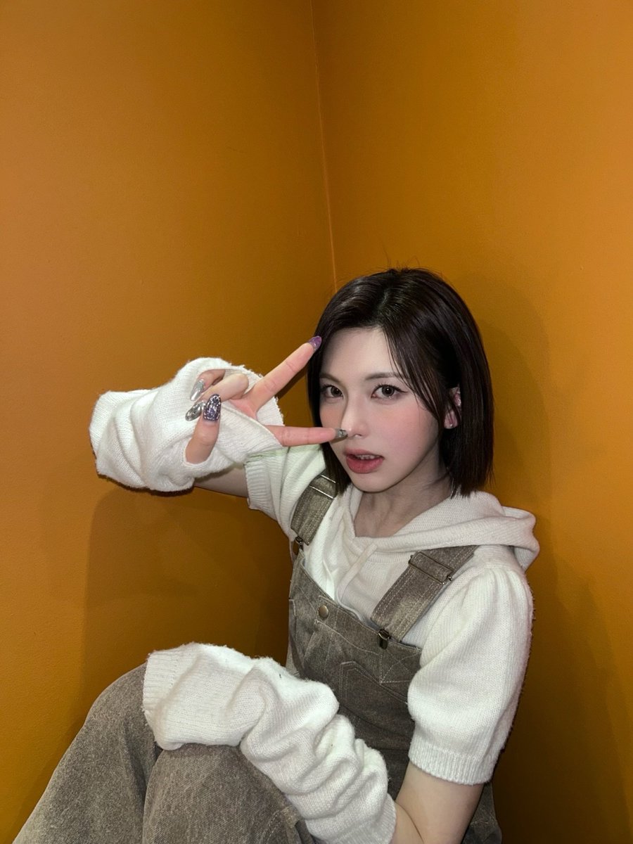 [📸] #회포자 

👶⛰️👩‍🏫🐥
💛youtu.be/cVOqQKxWpxI

#NMIXX #엔믹스
#배이 #BAE