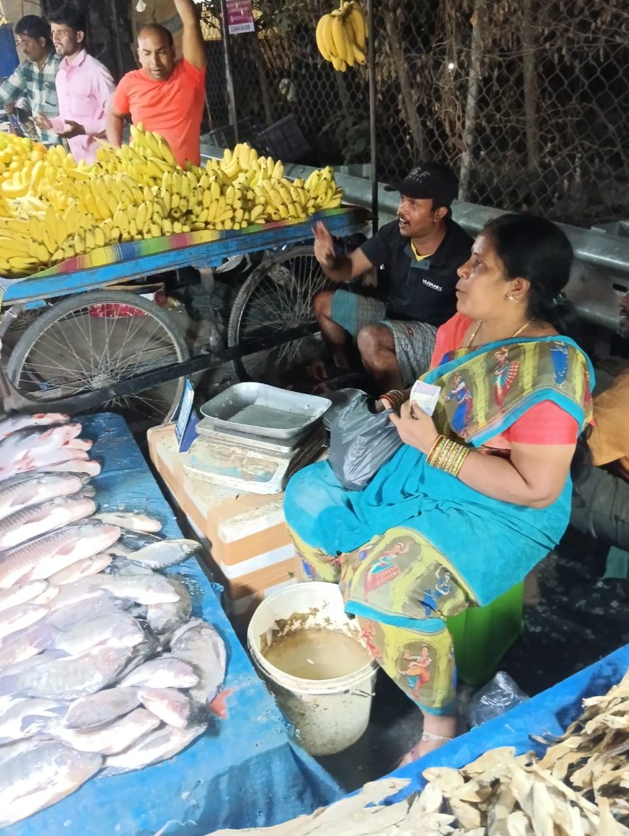 ajaymaryala's tweet photo. Another round of Awareness Drive to vegetable vendors at vinayak nagar, shaikpet with RWA member "PLS DO NOT LITTER" THANK U @MancharlaJagan SFA @Amoh18C @Dc10bG @ZC_Khairatabad 💐💐🙏 @PonnamLoksabha @TSMAUDOnline @cdmatelangana @TOIHyderabad #myspacehyd #swacchhyderabad https://t.co/OhSTTX8Yl9