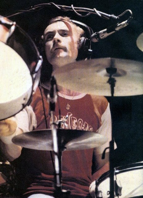 1/2) March 7, 1975. A great drummer... or rather, with a moustache! An unusual look adopted overnight by Phil (bearded until the night before), portrayed in action during the second date @Mitsouko0 @Celosia2 @JudithR1 @Chrised90751298 @seismictc @JoeBlow24424856 @sandiekins