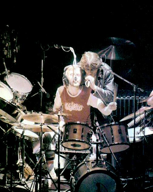 2/2) at the Pavilhao dos Desportos in Cascais (Photos Robert Ellis) @sk_stanis @RailwaySiding77 @ProgROCK_Bon #Genesis 'Counting Out Time' (Cascais, Mar 06, 1975) youtu.be/qFeWetI-DtM?si…