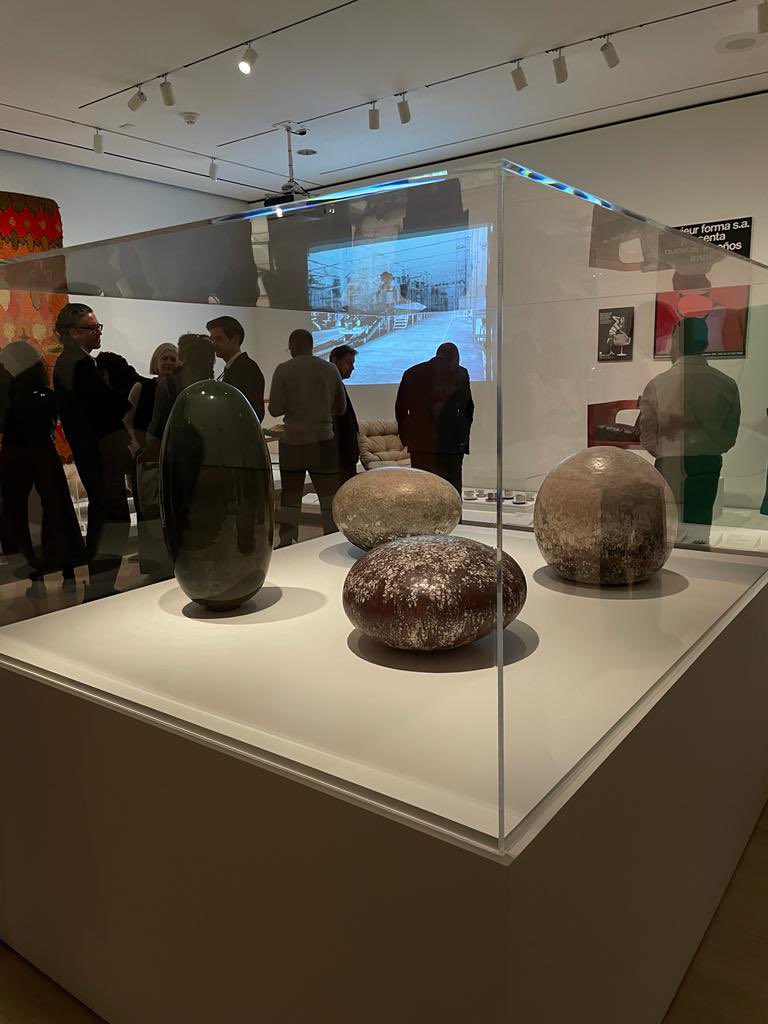 ConsulMexNuy's tweet photo. Esta noche, el @ConsulMexNuy a través del @mciny asistió a la inauguración en el @MuseumModernArt titulada “Crafting Modernity: Design in Latin America” exposición curada por la mexicana @madamemallet.¡Enhorabuena! https://t.co/ryjzGrLf50