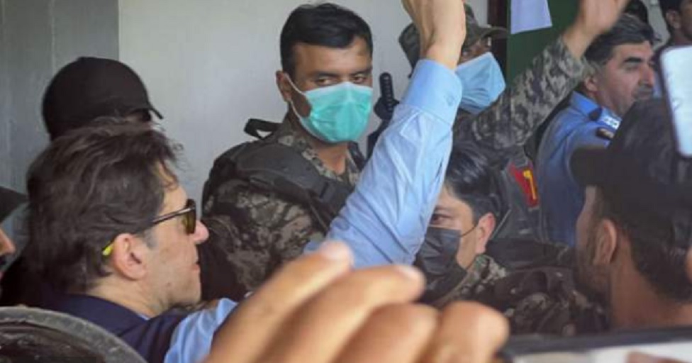 ’شریف خاندان کا سب سے بڑا یو ٹرن پہلے ووٹ کو عزت دو اور اب بوٹ کو عزت دو ہے‘: عمران خان
’مشرقی پاکستان میں بھی عوام کو مینڈیٹ سے محروم کیا گیا تھا جس کی وجہ سے ملک ٹوٹا‘: عمران خان
مکمل تفصیلات: bbc.in/4c1ZFGl